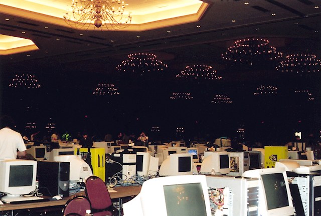 Still lots of computers but not many people around. (qcon2003_50.jpg, 640w x 430h )