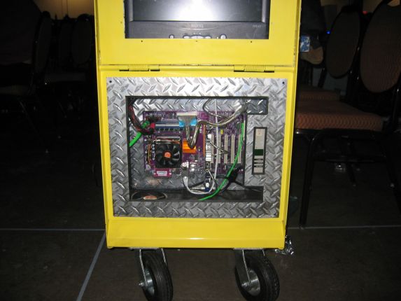 Here's a case mod I missed earlier, a complete PC in a newstand (qc043035.jpg, 573w x 430h )