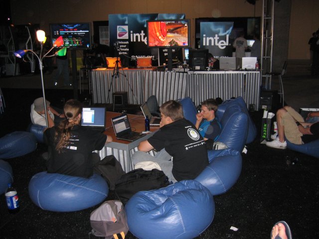 The Intel lounge area with Quake 3 frag videos running in the background. (qc052016.jpg, 640w x 480h )