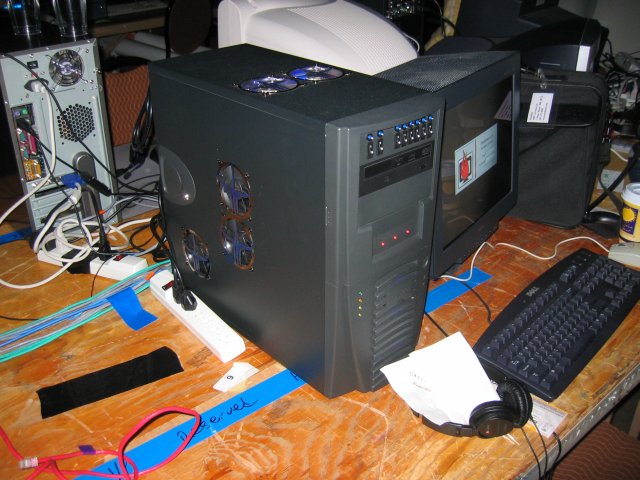 This is one of two machines Hack brought.  He ran 4 tournament servers on each one and they were smoooooth. (qc053022.jpg, 640w x 480h )