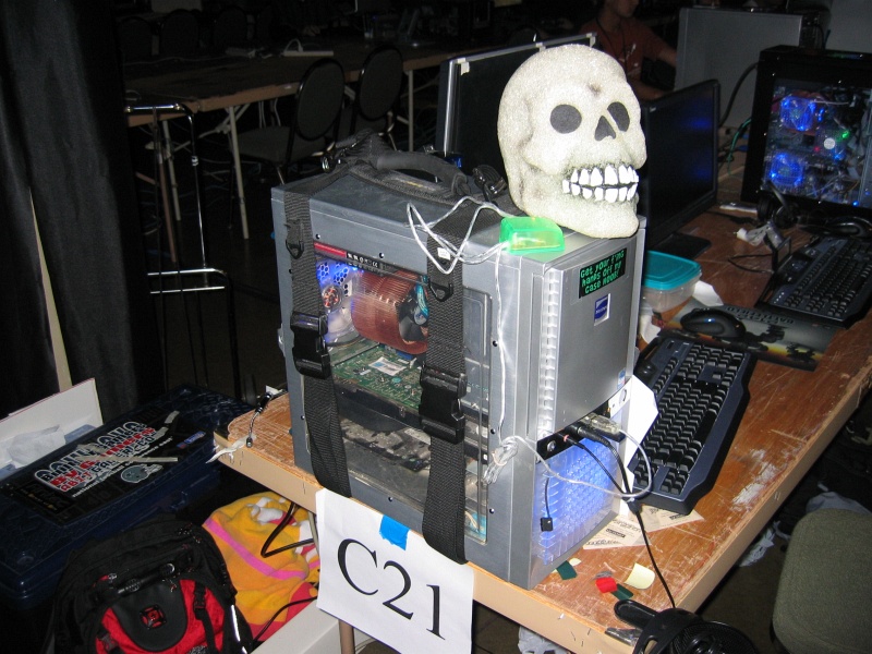 I don't know if the skull or the sticker was more effective at keeping hands away from this PC. (qc072022.jpg, 800w x 600h )