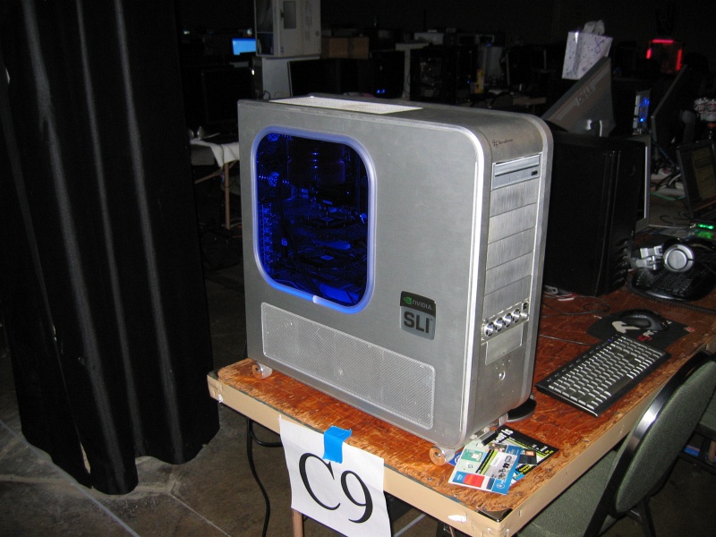 This Silverstone case had a glowing ring around the side window. (qc072037.jpg, 800w x 600h )