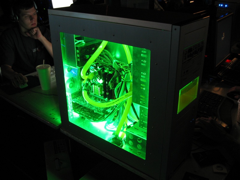 The same PC in the dark. (qc073035.jpg, 800w x 600h )