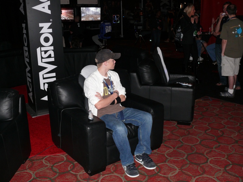 Chillin' in the comfy chairs in the Activision booth (qc081018.jpg, 800w x 600h )