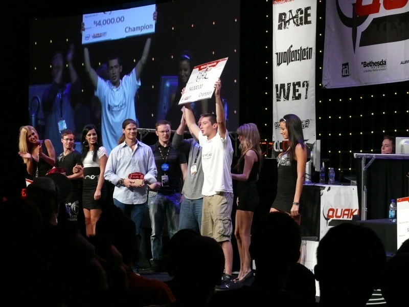 Rapha was crowned the QuakeCon 2009 Masters Champion amid wild cheers and collected $14,000 for his efforts (qc090144.jpg, 800w x 600h )