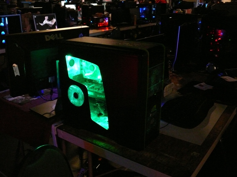 This PC had nice green lighting inside the case. (qc100060.jpg, 800w x 600h )